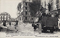 GUERRE 1914-1915. - Bataille de la Marne. - Aspect de la Rue du Grand-Cerf après l'éclatement de la mine détruisant le Pont du Marché - A droite, automobile anglaise brisée et abandonnée. - Les rares personnes restant à Meaux.